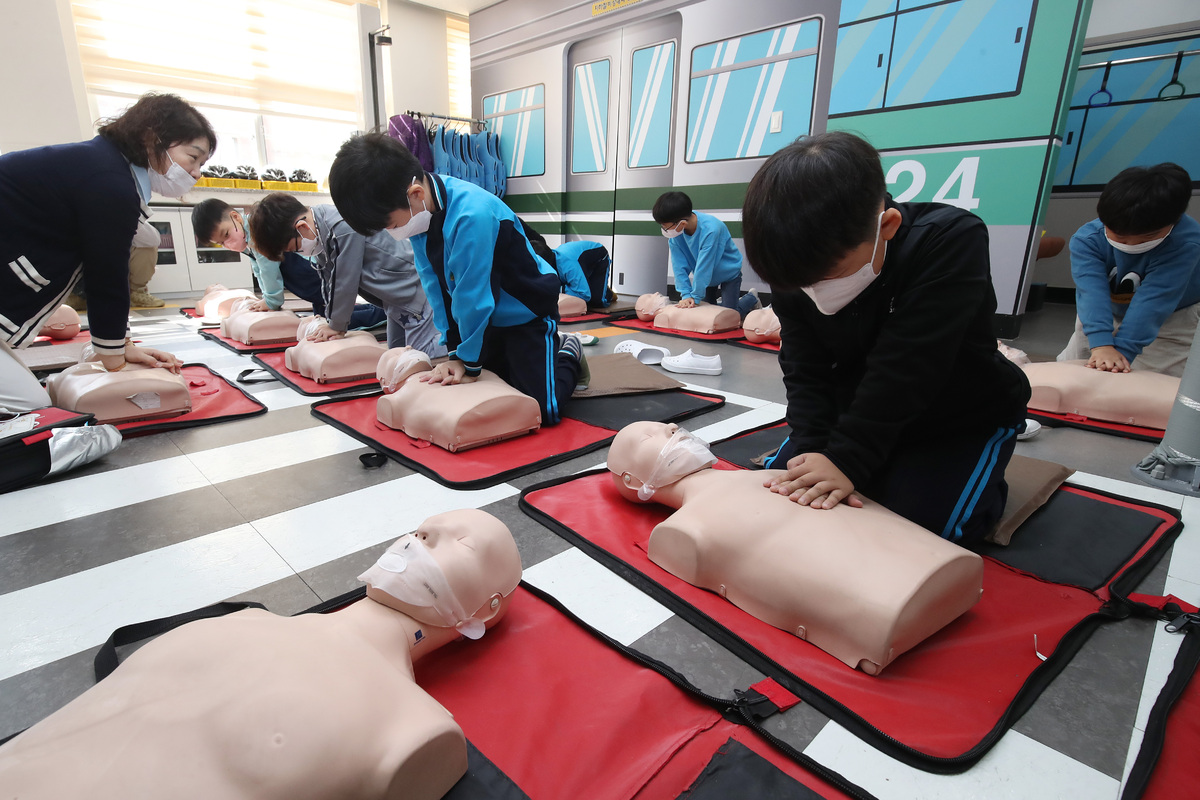 수업 중 코고는 줄 알았는데 심정지?…응급환자 살려낸 고3 학생·교사들