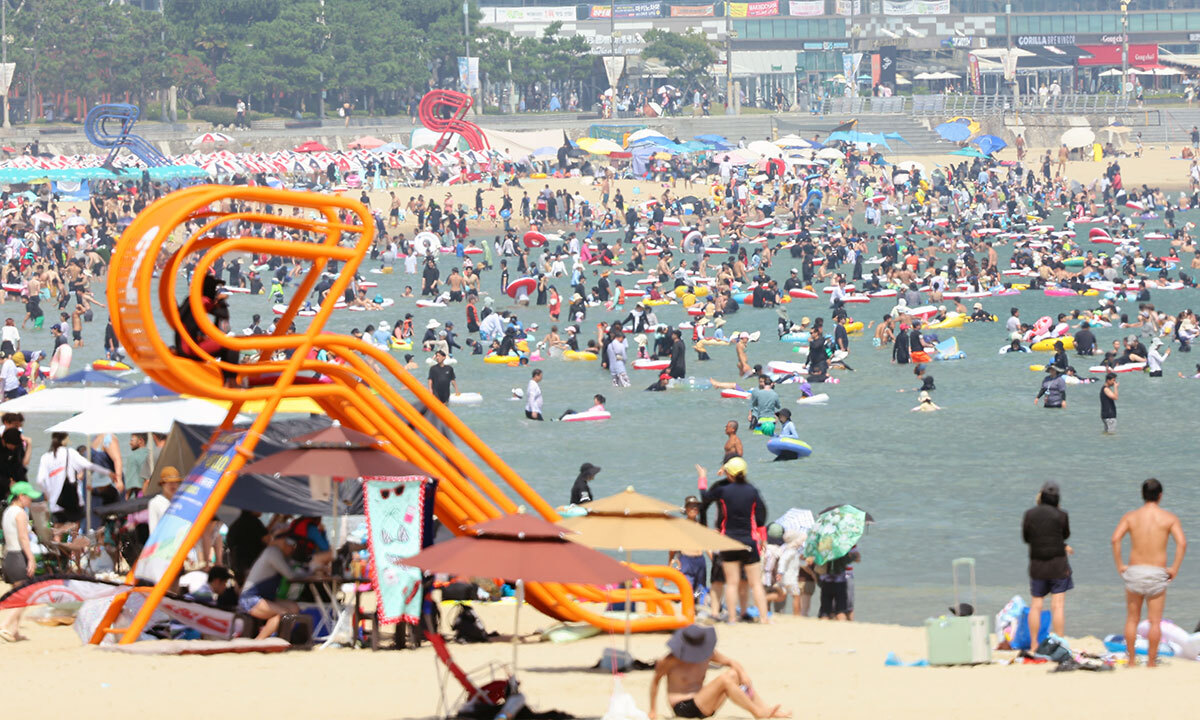 26일 부산 해운대해수욕장이 본격적인 피서철을 맞아 인산인해를 이루고 있다. 연합뉴스