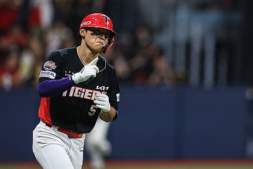 KIA 김도영, 시즌 30홈런 선착…오스틴 제치고 홈런 단독 선두