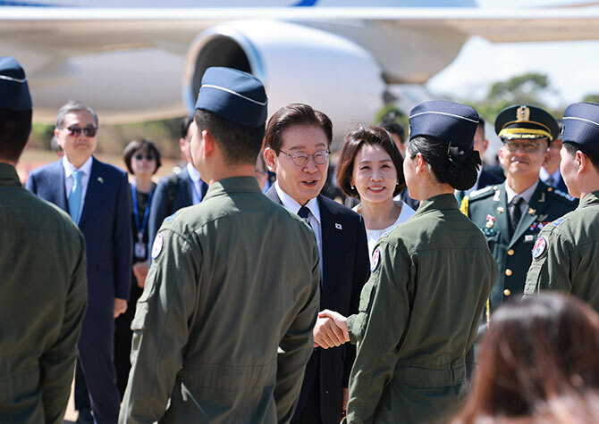 브라질 C390 수송기 시찰한 李<BR>"국방 협력 첫 시작이라 의미 커"