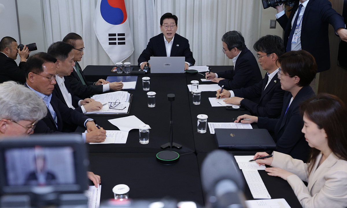 브라질을 국빈 방문 중인 이재명 대통령이 26일(현지시간) 브라질리아 한 호텔에서 화상 수석보좌관회의를 주재하고 있다.