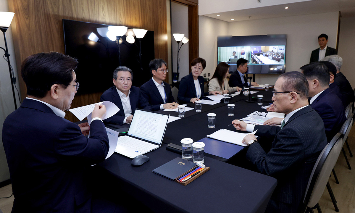 남미 순방 중인 이재명 대통령이 26일(현지 시간) 브라질 브라질리아의 한 호텔에서 열린 대통령수석보좌관회의에서 발언을 하고 있다.