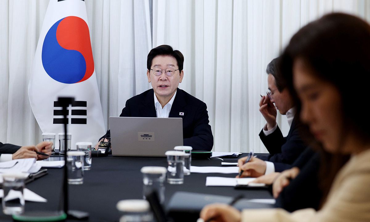 남미 순방 중인 이재명 대통령이 26일(현지 시간) 브라질 브라질리아의 한 호텔에서 열린 대통령수석보좌관회의에서 발언을 하고 있다.