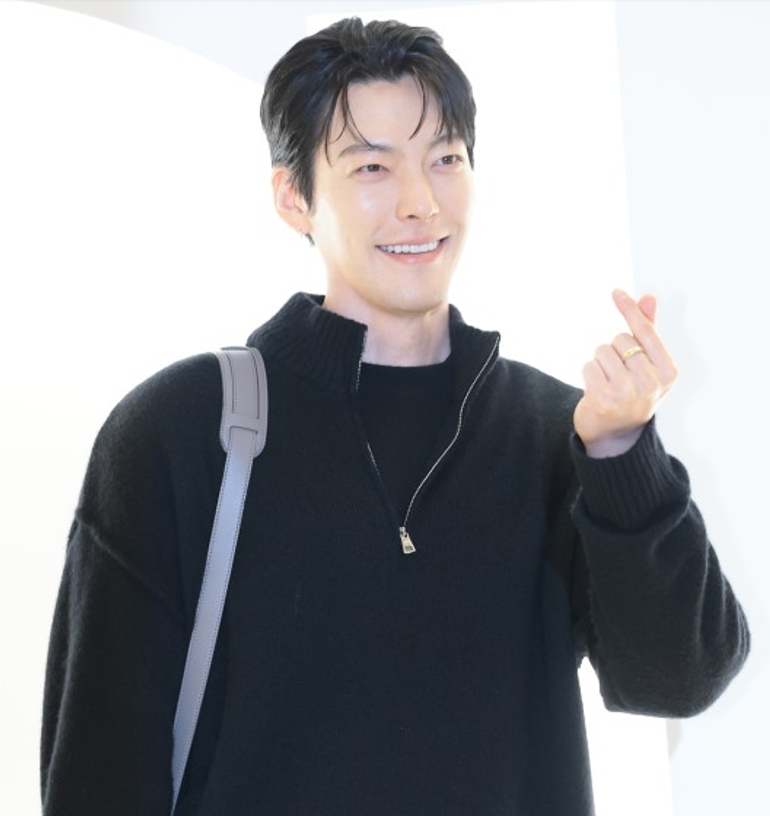 배우 김우빈은 작품을 함께한 배우와 스태프들에게 겨울 패딩을 선물하는 등 따뜻한 미담을 남겼다. 뉴스1