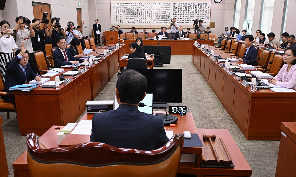 국민의힘 박형수 의원(왼쪽)이 28일 여의도 국회에서 열린 법제사법위원회 법안심사제1소위원회에서 선관위 특검법안 심사가 뒤로 밀리는 것에 이의를 제기하고 있다. 국민의힘 의원들은 당초 의사일정과 달리 선관위 특검법안 심사를 오후로 미루고 보완수사권을 폐지하는 내용의 형사소송법 개정안을 먼저 심사하는 것에 반발해 소위 도중 이석했다. 남정탁 기자