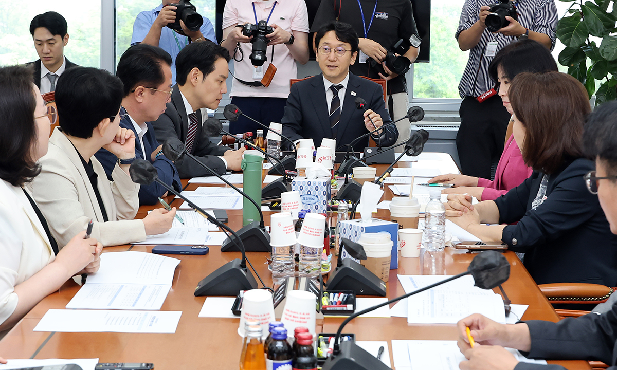 28일 국회에서 열린 제1차 국회운영개선소위원회 회의에서 천준호 소위 위원장이 회의를 주재하고 있다. 연합뉴스
