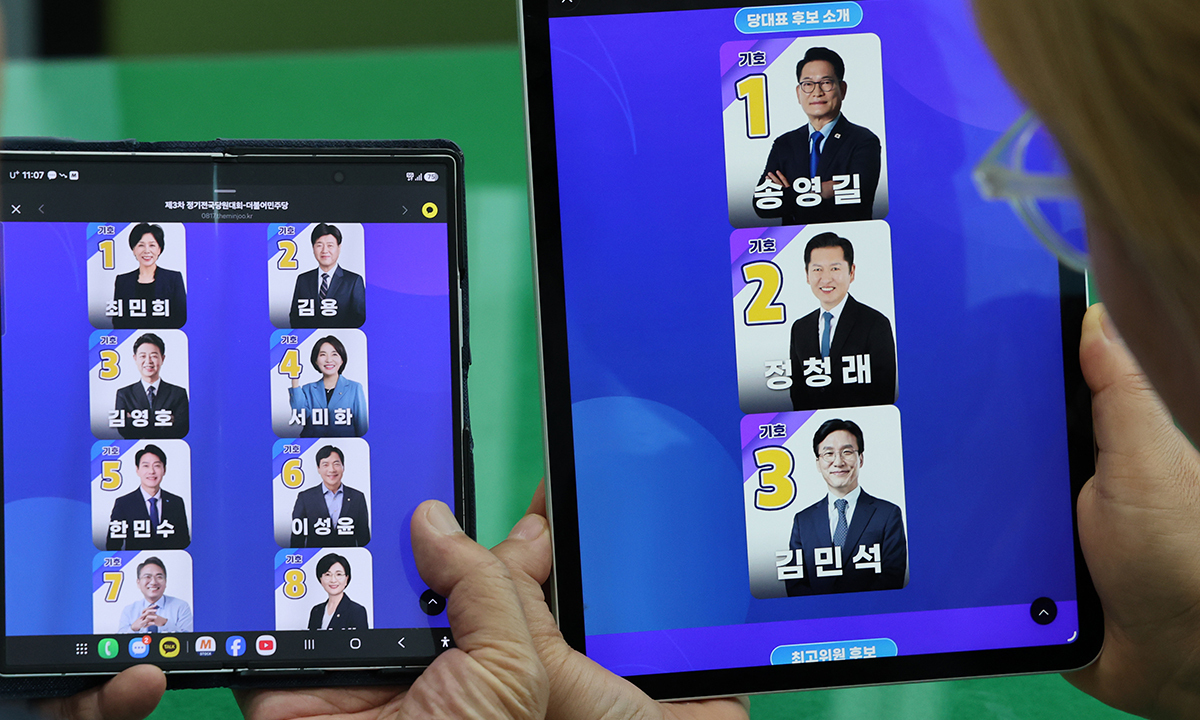 28일 대전 서구에서 열린 더불어민주당 신임 당대표와 최고위원 선출을 위한 본경선 권리당원 투표에서 한 참석자가 태블릿PC로 당대표 및 최고위원 후보를 확인하고 있다. 대전=뉴스1