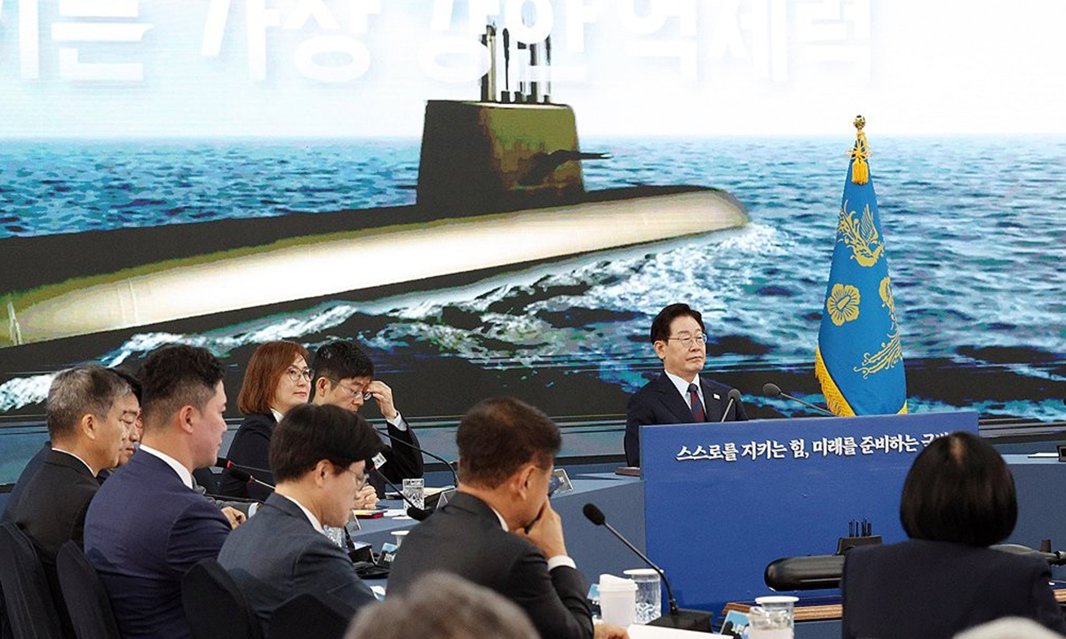 이재명 대통령이 지난 5월 26일 경남 창원시 진해구에서 열린 제1회 미래국방전략위원회에서 안규백 국방부 장관의 핵추진잠수함 개발 기본계획 보고를 듣고 있다. 연합뉴스