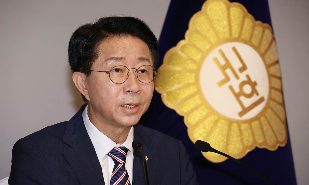 조정식 국회의장은 29일 현직 대통령의 연임 개헌을 ‘국민 여론과 선택의 문제’라고 언급해 논란이 일자 “현직 대통령의 연임은 개헌 논의 대상이 아니다”라고 해명했다. 연합뉴스