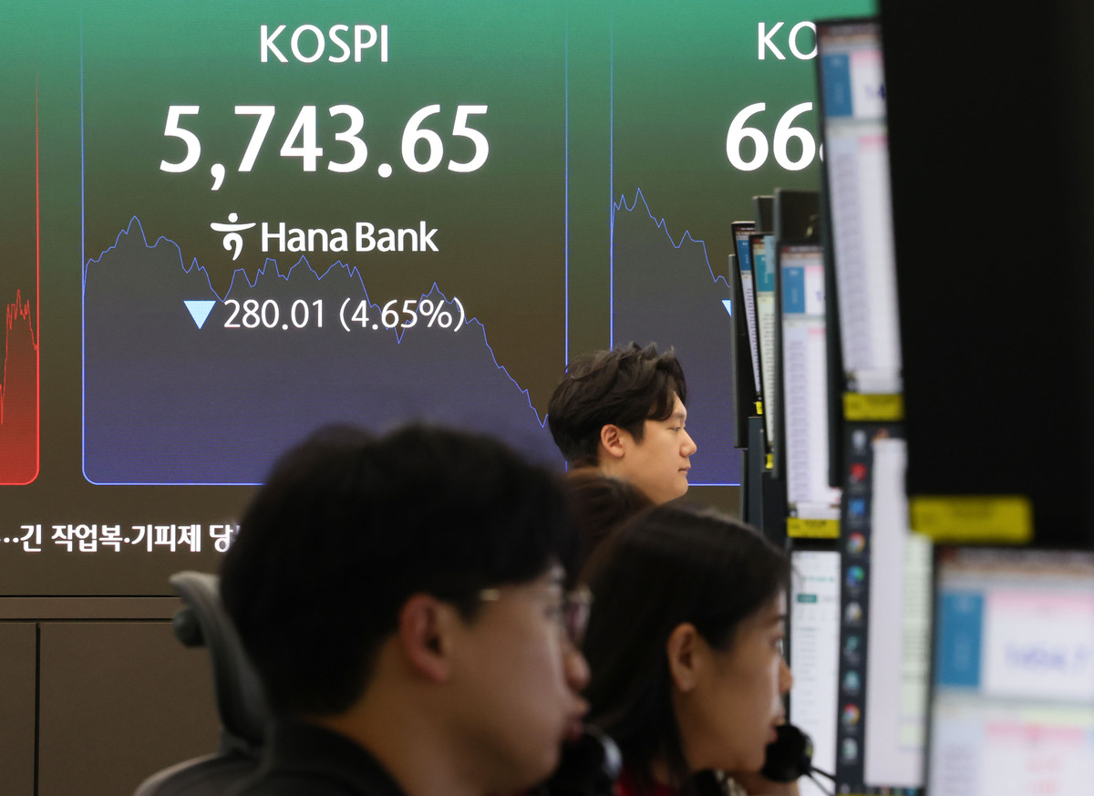 29일 서울 하나은행 본점 딜링룸에 코스피 지수가 표시되고 있다. 연합뉴스