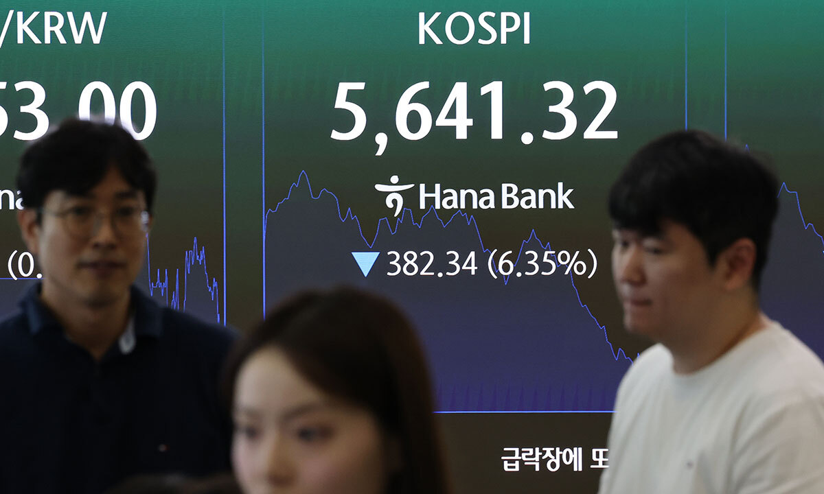 29일 서울 하나은행 본점 딜링룸에 코스피 지수가 표시되고 있다. 이날 코스피는 전날보다 360.42포인트(5.98%) 내린 5663.24로 장을 마감했다. 연합뉴스