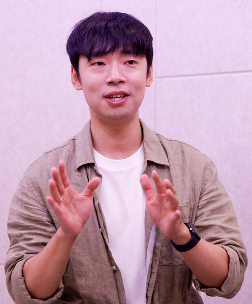 16일 서울 마포구에 있는 한 작업실에서 박준모 성우가 기자의 질문에 답하고 있다.&nbsp;유희태 기자