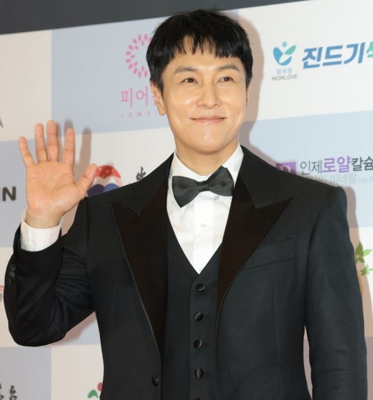 가수 겸 배우 김동완이 금연과 금주를 통해 건강 관리에 나섰다. 뉴스1