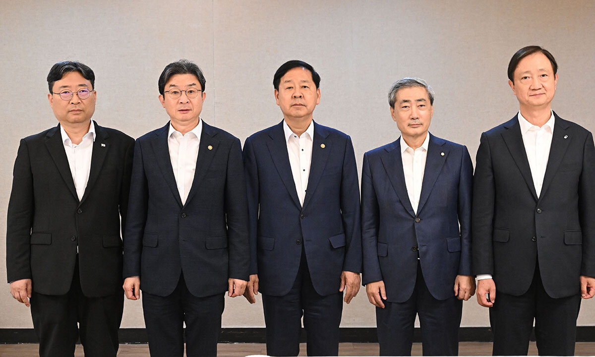 구윤철 부총리 겸 재정경제부 장관를 비롯한 참석자들이 29일 서울 종로구 정부서울청사에서 열린 긴급 시장상황점검회의에 앞서 사진 촬영을 하고 있다. 왼쪽부터 하준경 청와대 경제성장수석, 이억원 금융위원장, 구 부총리, 신현송 한국은행 총재, 이찬진 금융감독원장. 재정경제부 제공