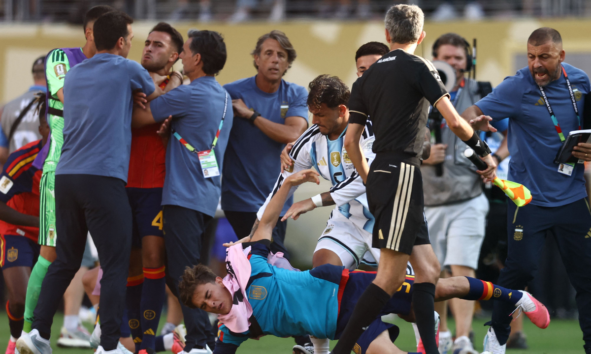 월드컵 결승 난투극·정치적 현수막…FIFA, 아르헨티나 징계 절차 착수
