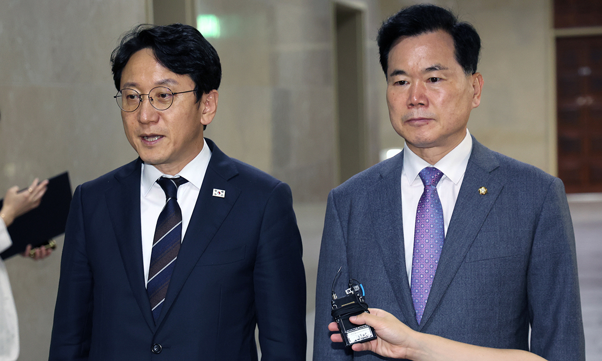 천준호 더불어민주당 원내운영수석부대표와 김승수 국민의힘 원내운영수석부대표가 30일 서울 여의도 국회에서 회동을 마친 후 '선관위 특검법 합의'를 발표하고 있다.