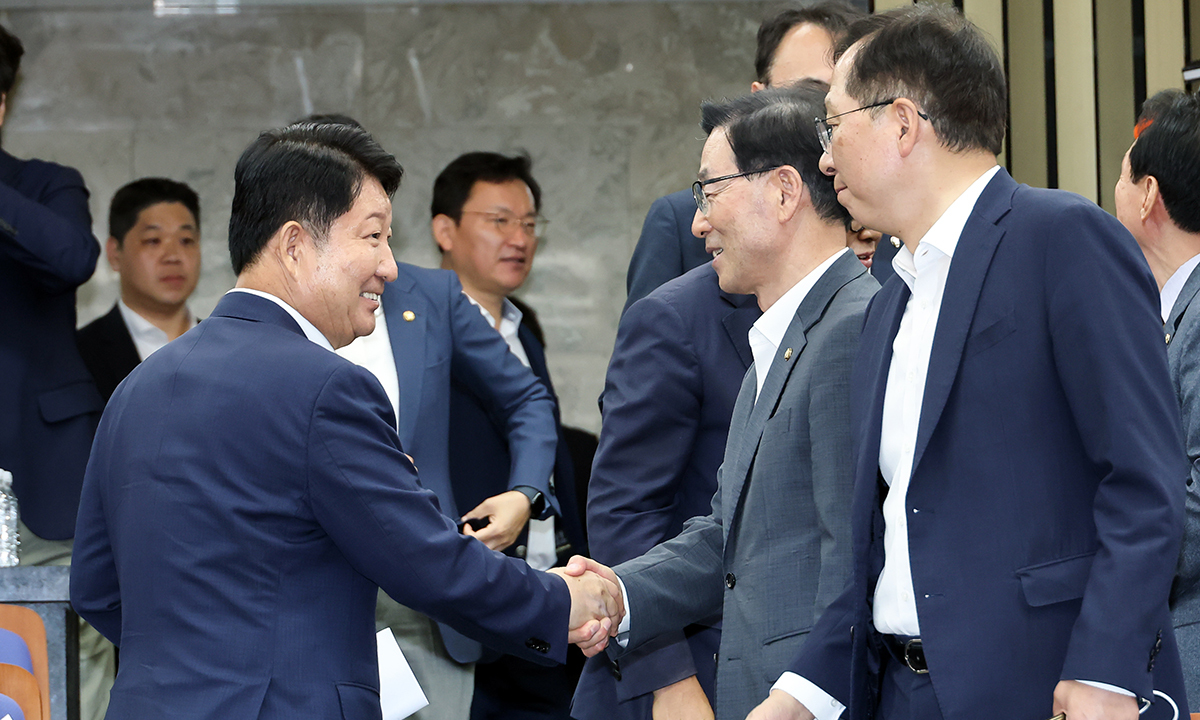 '멱살논란' 권영진, 의총서 사과…"자숙하고 당에 보탬 될 것"