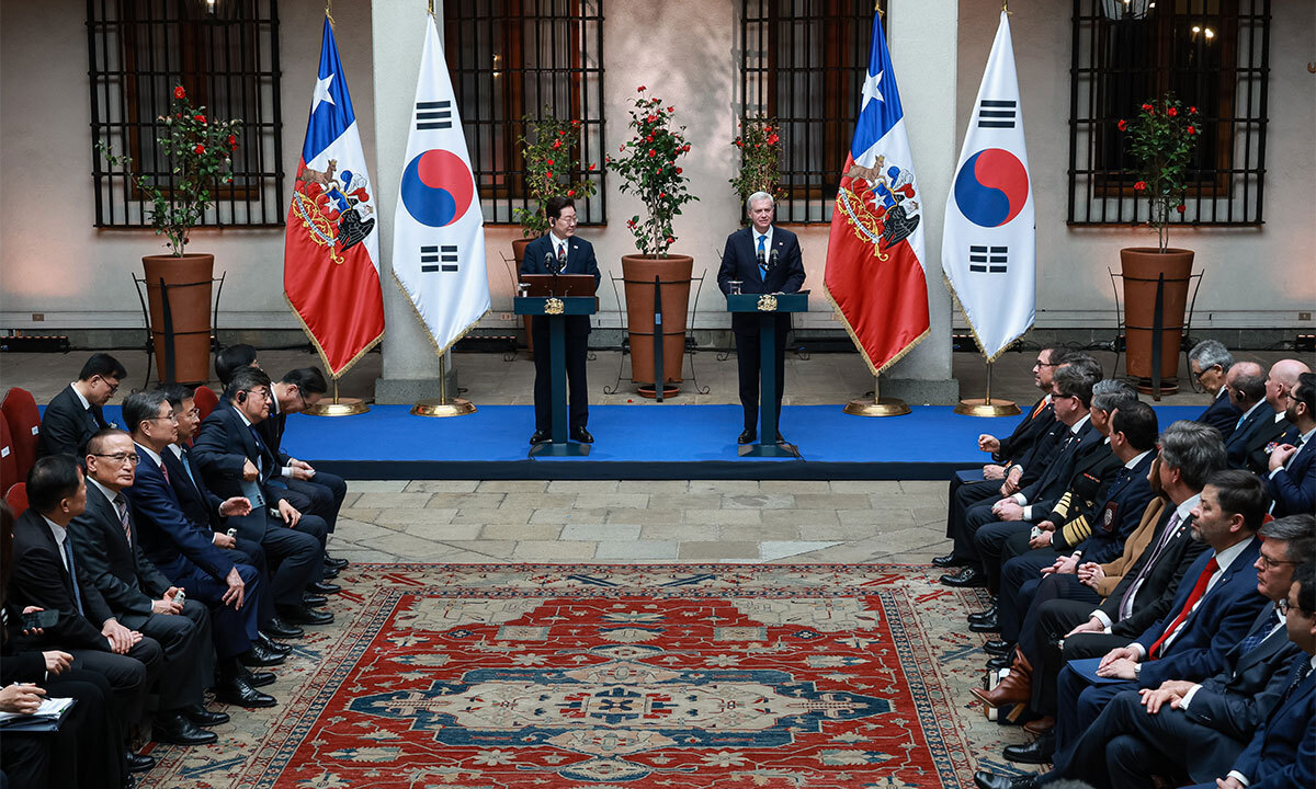 이재명 대통령과 호세 안토니오 카스트 칠레 대통령이 30일(현지시간) 산티아고 대통령궁에서 공동언론발표를 하고 있다.