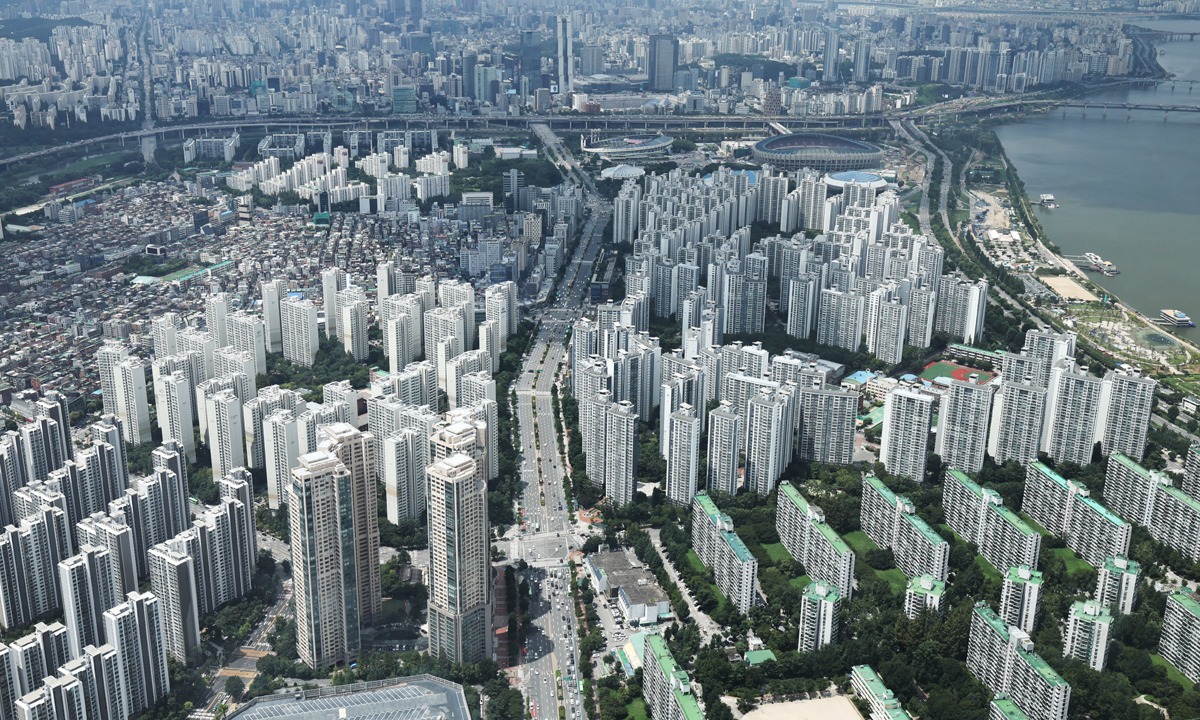 서울 송파구 롯데월드타워 서울스카이에서 바라본 서울 시내 아파트.