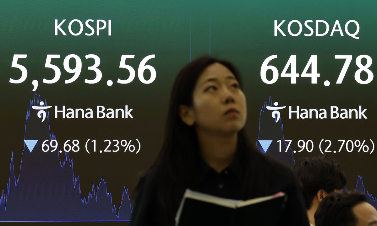 지난 30일 서울 중구 하나은행 딜링룸 전광판에 주요 지수가 표시 되고 있다. 코스피는 전거래일 보다 69.68포인트(p)(1.23%) 하락한 5593.56에 마감했다. 코스닥은 전거래일보다 17.90포인트(p)(2.70%) 하락한 644.78에 장을 마쳤다.
