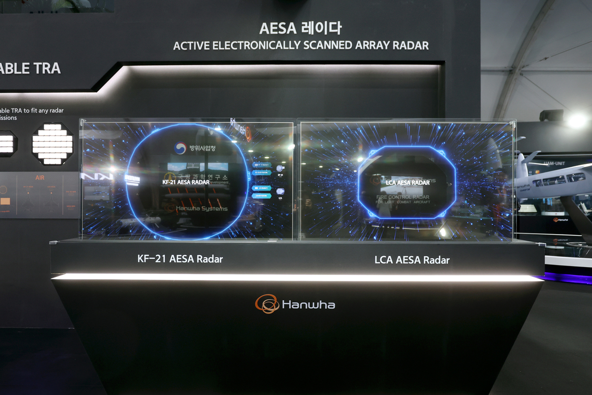 한화시스템에서 만드는 KF-21 탑재 능동전자주사(AESA) 레이더와 경전투기 AESA 레이더가 전시되어 있다. 세계일보 자료사진