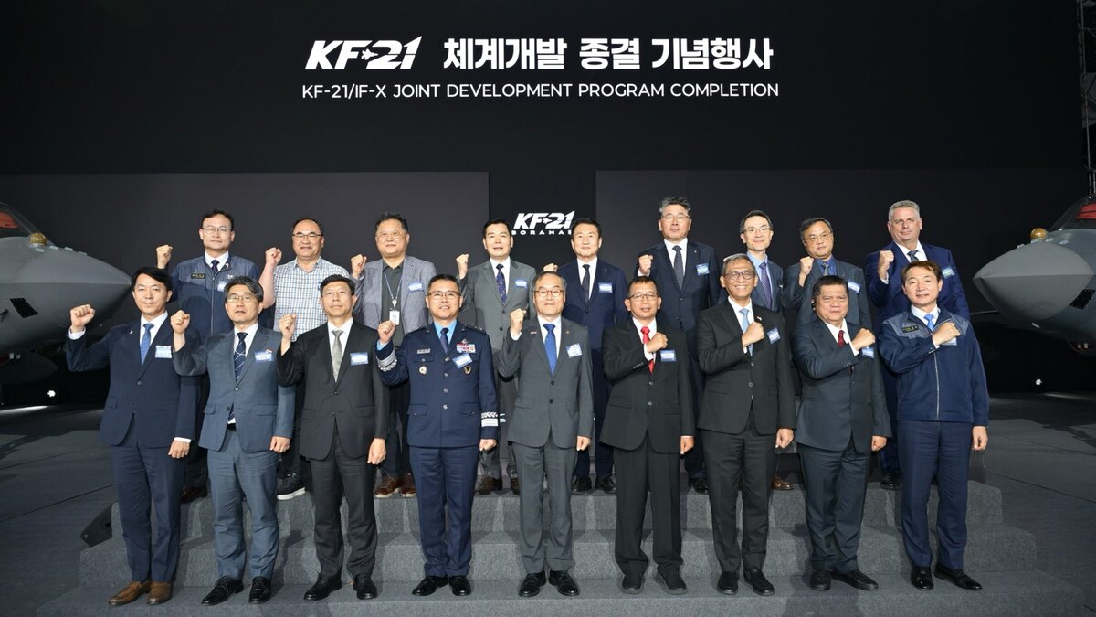 29일 경남 사천 한국항공우주산업(KAI)에서 개최된 KF-21 체계개발 종결 기념식에서 이용철 방위사업청장(앞줄 왼쪽 다섯 번째) 등 주요 참석자들이 기념촬영을 하고 있다. 방위사업청 제공