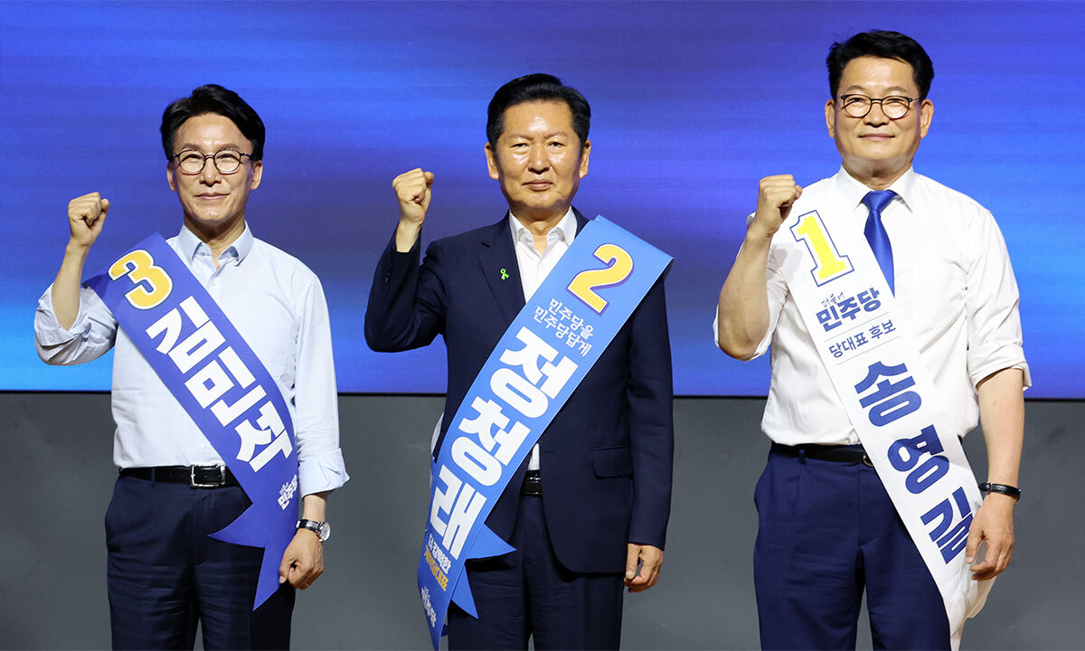 더불어민주당 김민석(왼쪽부터), 정청래, 송영길 당 대표 후보가 1일 대전컨벤션센터에서 열린 당대표·최고위원 순회경선 합동연설회에서 파이팅을 외치며 기념 촬영을 하고 있다. 연합뉴스