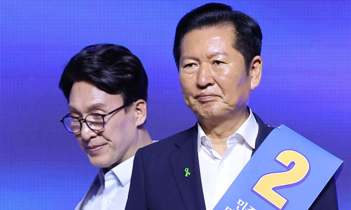 더불어민주당 당권 주자인 김민석(왼쪽), 정청래 의원이 1일 대전컨벤션센터에서 열린 당대표·최고위원 순회경선 합동연설회에 참석하고 있다. 뉴스1