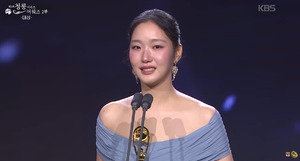 김고은, 청룡 시리즈 어워즈 대상 수상…‘새로운 얼굴’ 찾는 배우 되겠다