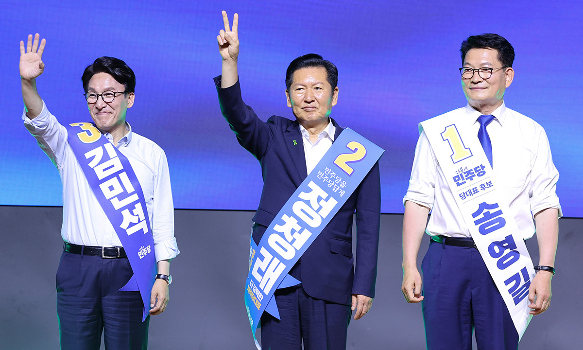 더불어민주당 당권 주자인 김민석(왼쪽), 정청래, 송영길 의원이 1일 대전 유성구 대전컨벤션센터에서 열린 당대표·최고위원 합동연설회에서 당원들에게 인사하고 있다.