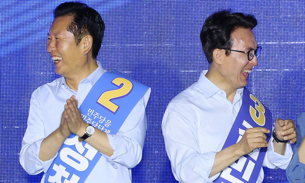 정청래, 김민석 당 대표 후보가 2일 부산 벡스코에서 열린 더불어민주당 당대표·최고위원 순회경선 합동연설회에서 미소 짓고 있다. 연합뉴스