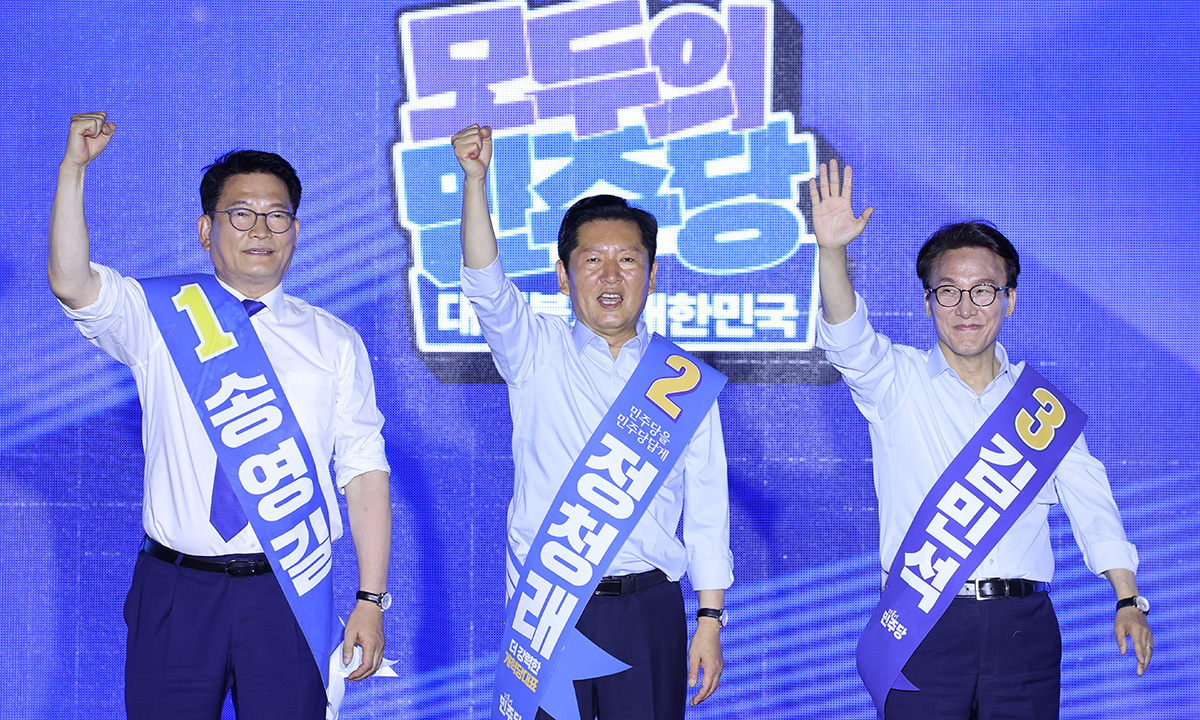 더불어민주당 당권 주자인 송영길(왼쪽부터), 정청래, 김민석 의원이 2일 부산 벡스코에서 열린 당대표·최고위원 합동연설회에서 당원들에게 인사하고 있다.