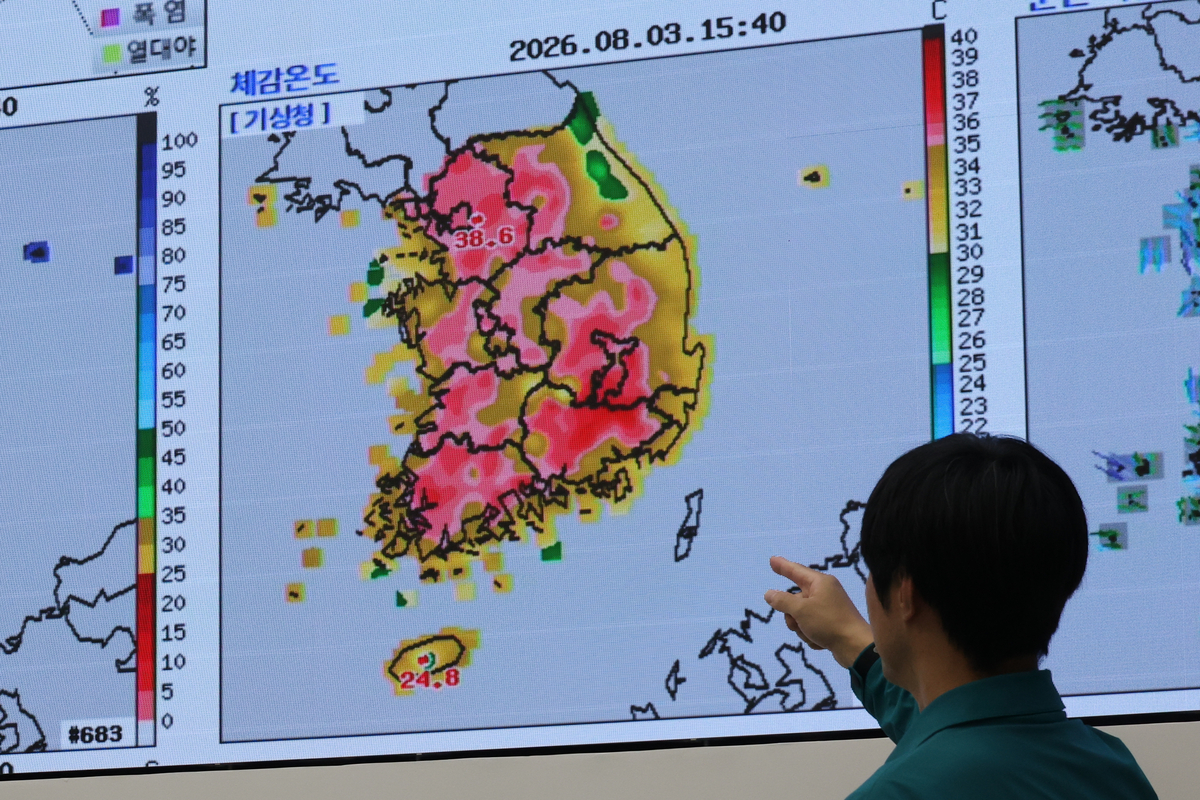 3일 정부세종청사 중앙재난안전상황실에서 상황실 직원들이 폭염 피해와 대응 상황을 점검하고 있다. 행안부는 하루 전부터 전국적인 폭염 장기화에 대응하기 위해 중대본을 2단계로 격상하고 범정부 대응을 강화하고 있다. 폭염 중대본 2단계는 향후 3일 이상 전국 육상국지예보구역의 60% 이상에서 일 최고기온 35도 이상이 예상되거나, 40% 이상 60% 미만에서 38도 이상이 예상될 경우 가동된다.&nbsp; &nbsp;연합뉴스