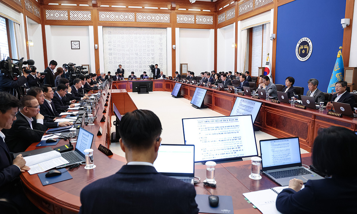 이재명 대통령이 4일 청와대에서 열린 국무회의에서 발언을 하고 있다. 청와대통신사진기자단