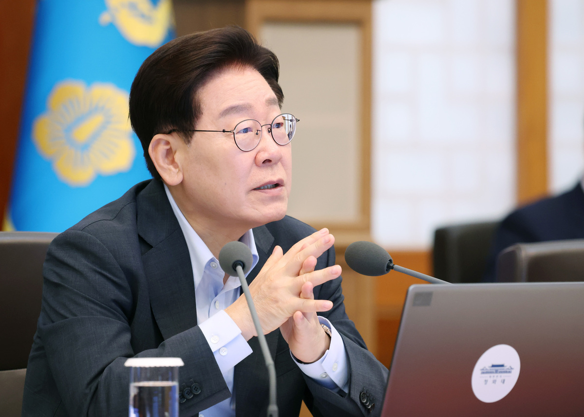 이재명 대통령이 4일 청와대에서 열린 국무회의에서 발언을 하고 있다.