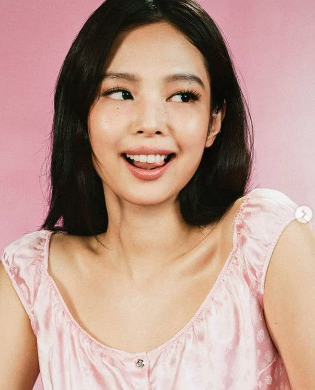 제니. 코스모폴리탄 SNS 캡처