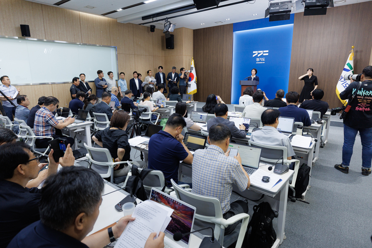 5일 경기도 광교&nbsp;청사에서 열린 추미애 지사의 긴급 기자회견. 경기도 제공