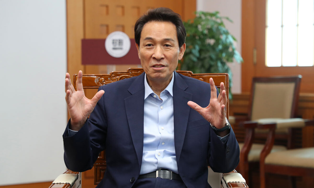 우상호 강원도지사는 “강원도에 관심을 보이는 해외 정보기술(IT) 기업도 적지 않다”며 “우선 국내 대기업과 협력해 관련 산업 생태계 기반을 다질 생각”이라고 말한다. 강원도 제공