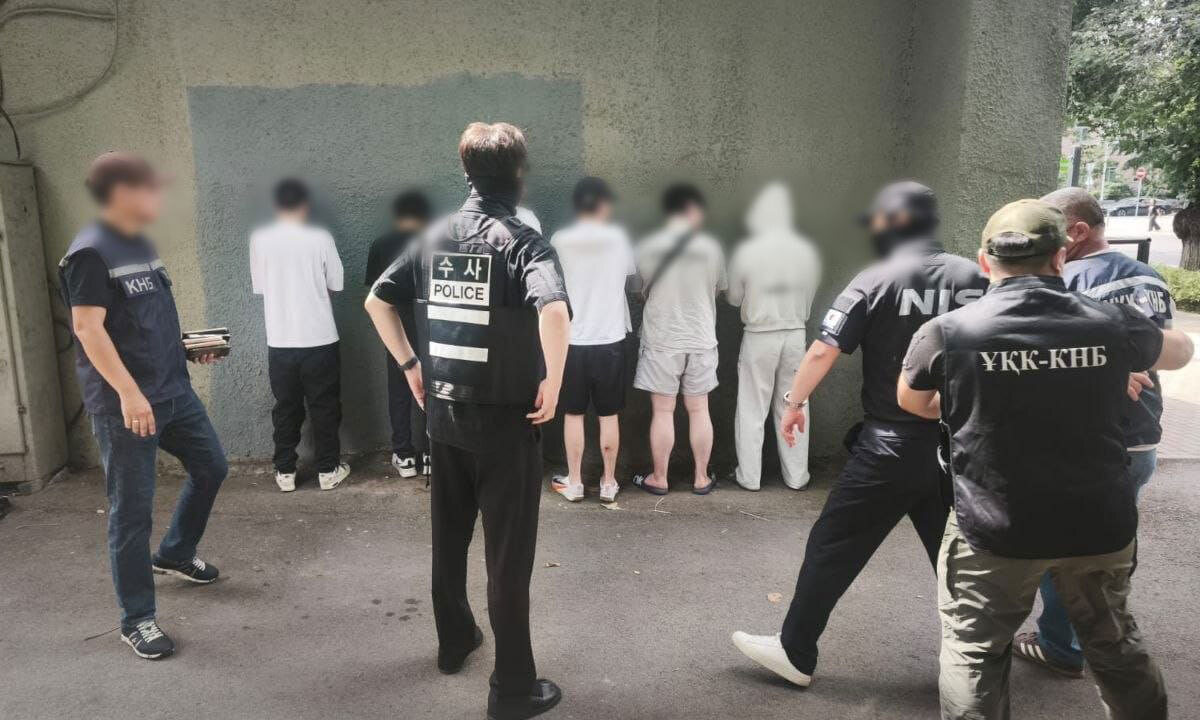캄보디아에서 카자흐스탄으로 넘어온 한국인 스캠(사기) 조직원들이 지난달 23일 카자흐스탄 알마티 지역에서 펼쳐진 공동작전을 통해 한국과 카자흐스탄 수사관들에게 검거되고 있다. 경찰청 제공