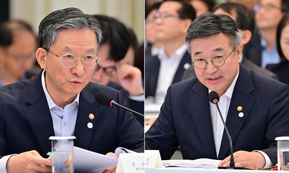 엇갈린 입장 정성호 법무부 장관(왼쪽)과 윤호중 행정안전부 장관이 5일 청와대 영빈관에서 열린 이재명 대통령 주재 부처 업무보고에서 발언하고 있다. 이제원 선임기자