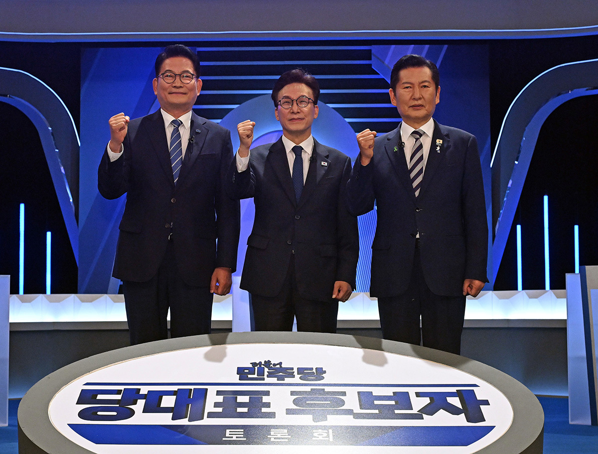 더불어민주당 송영길(왼쪽부터), 김민석, 정청래 당대표 후보가 5일 서울 여의도 KBS에서 열린 2차 TV토론회에 앞서 포즈를 취하고 있다. 뉴스1