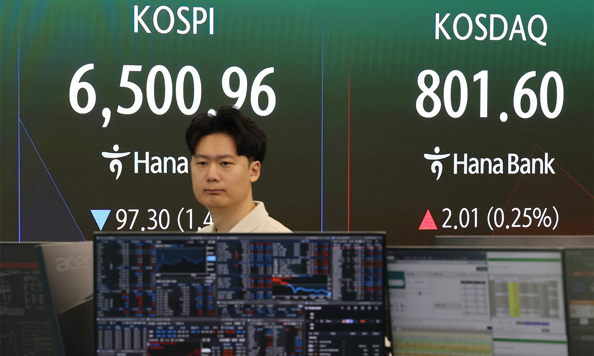 코스피가 하락 출발한 6일 서울 중구 하나은행 딜링룸에 코스피, 코스닥 지수가 표시돼있다. 연합뉴스