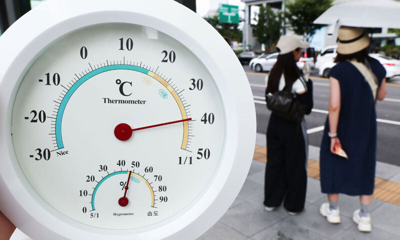 기록적인 폭염이 이어지는 7일 서울 종로구 광화문광장에서 지열의 영향을 받은 온도계가 40도에 가까운 수치를 가리키고 있다.