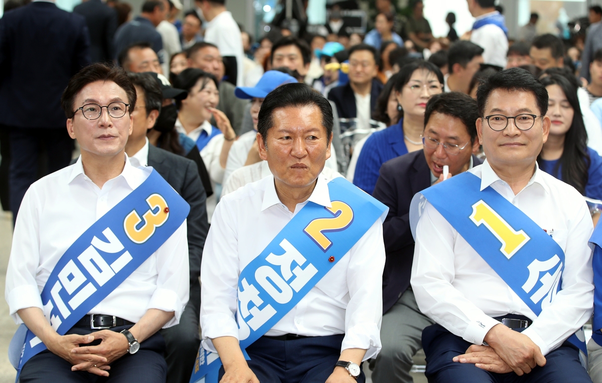 8일 제주시 헤리티크 제주에서 열린 더불어민주당 제3차 정기전국당원대회 당대표·최고위원 후보자 제주 합동연설회에서 당대표 후보들이 나란히 앉아 있다. 왼쪽부터 김민석, 정청래. 송영길 후보. 뉴스1