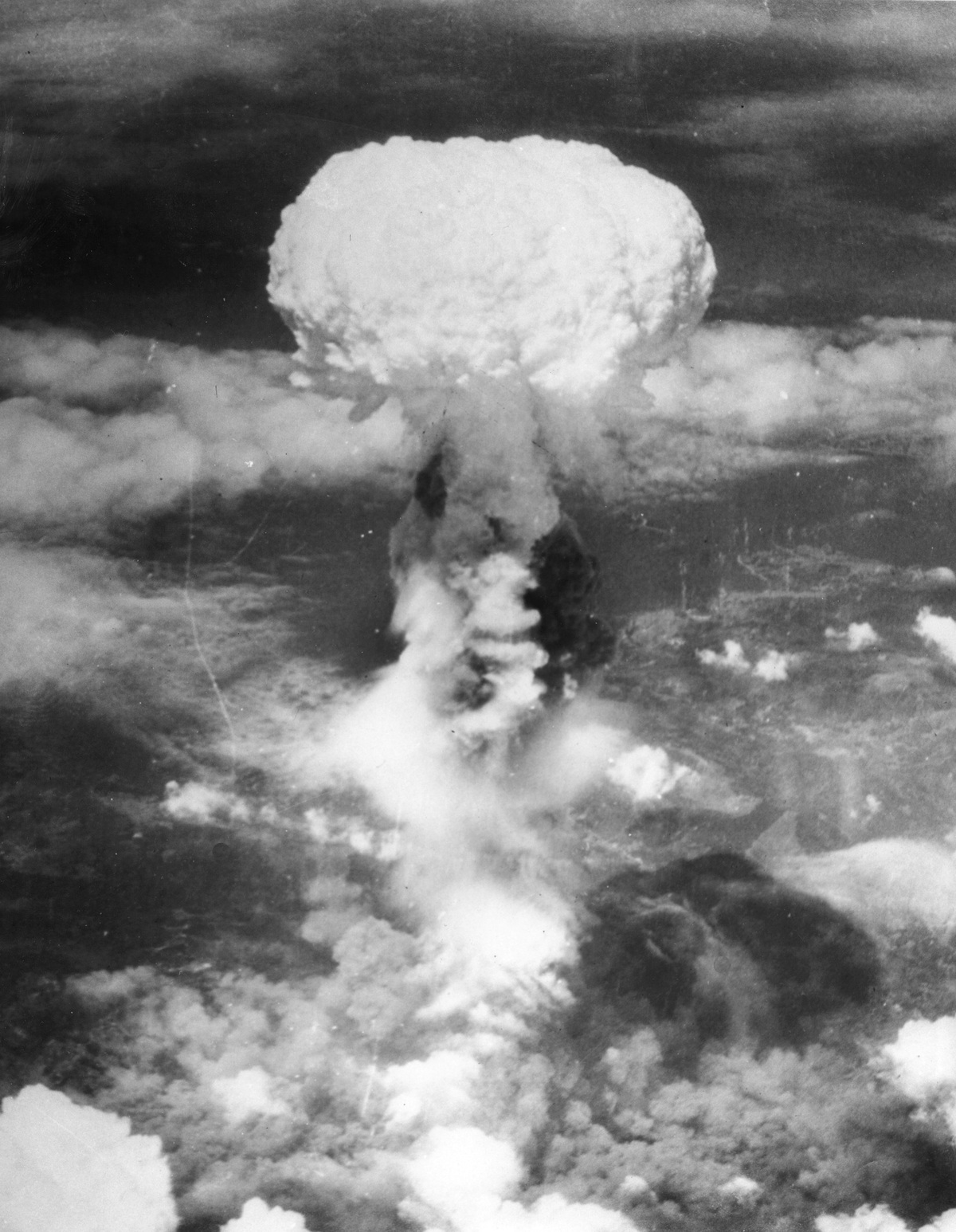 2차대전 말기인 1945년 8월 9일 미군 폭격기가 일본 나가사키에 투하한 원자폭탄의&nbsp;폭발로 생겨난 거대한 버섯 모양의 구름이 지상 18㎞ 넘는 높이까지&nbsp;피어 오르고 있다. 세계일보 자료사진