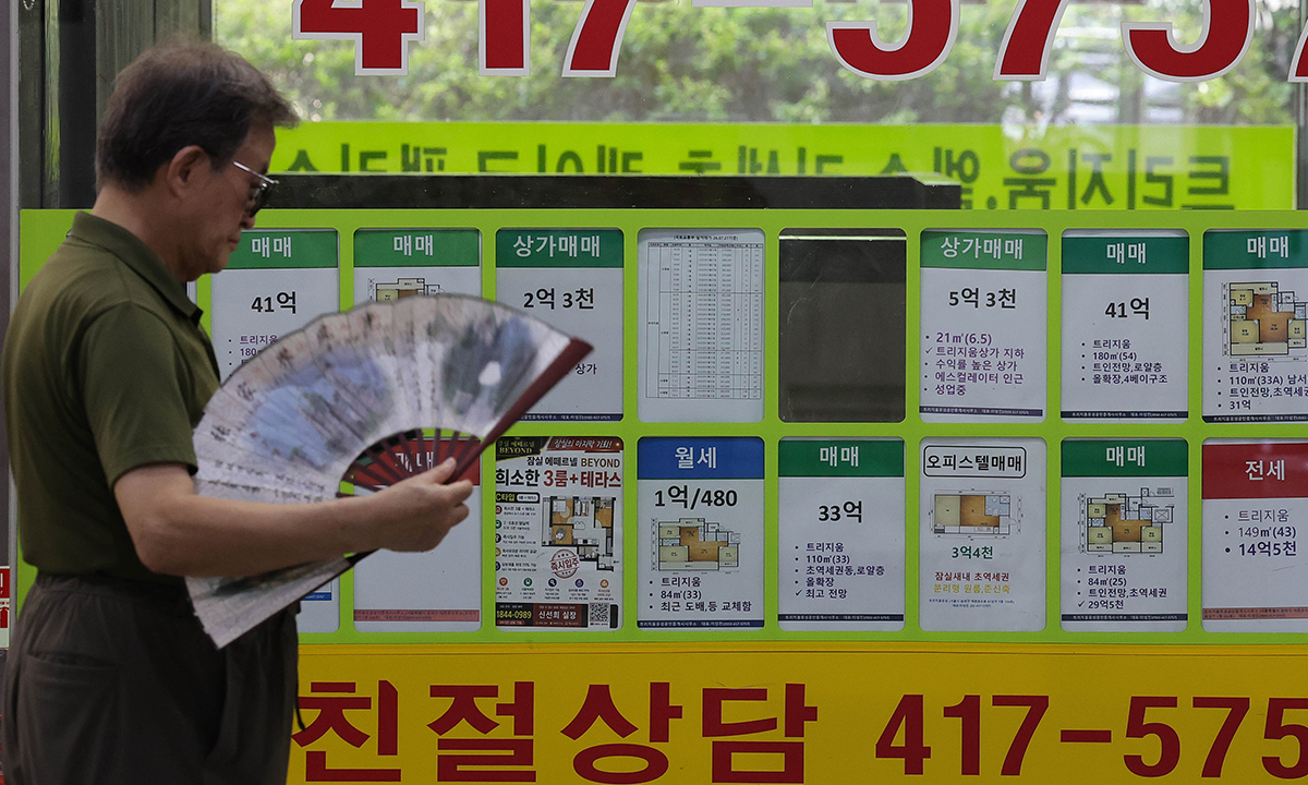 가을 이사철을 앞두고 정부가 초고가주택과 비거주 1주택자를 중심으로 부동산 세 부담을 강화하겠다고 예고하면서 서울 임대차 시장의 불안감이 커지고 있다. 집주인들이 세 부담을 줄이기 위해 직접 거주를 선택할 경우 세입자들이 집을 비워줘야 하는 상황이 늘어날 수 있다는 우려 때문이다. 사진은 9일 서울 송파구의 한 부동산에 매물 정보가 게시돼 있는 모습. 이재문 기자