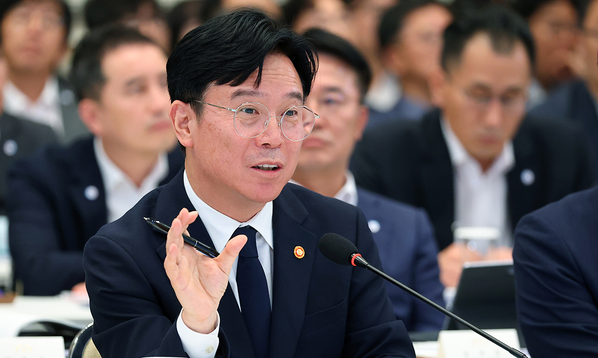 김영훈 노동부 장관이 지난 4일 청와대 영빈관에서 열린 이재명 대통령 주재 부처 업무보고에서 보고하고 있다. 연합뉴스