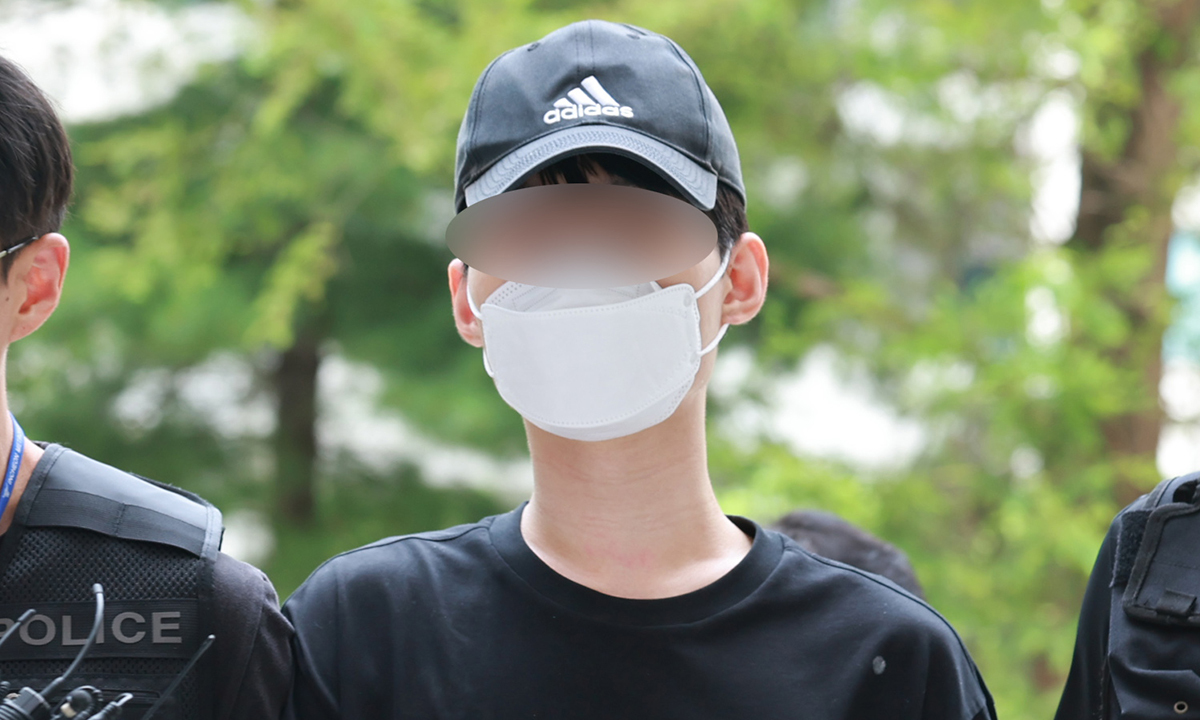 말다툼하다가 어머니를 살해한 10대 아들이 9일 구속 전 피의자 심문(영장실질심사)을 받기 위해 인천지법으로 들어서고 있다. 연합뉴스