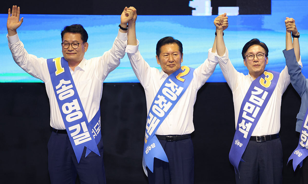 TK 합동연설 더불어민주당 당대표 경선에 출마한 송영길(왼쪽부터)·정청래·김민석 후보가 9일 대구 호텔인터불고 엑스코 그랜드볼룸에서 열린 대구·경북 당대표 및 최고위원 후보자 합동연설회에 앞서 손을 맞잡고 머리 위로 들어 올리고 있다. 대구=뉴시스