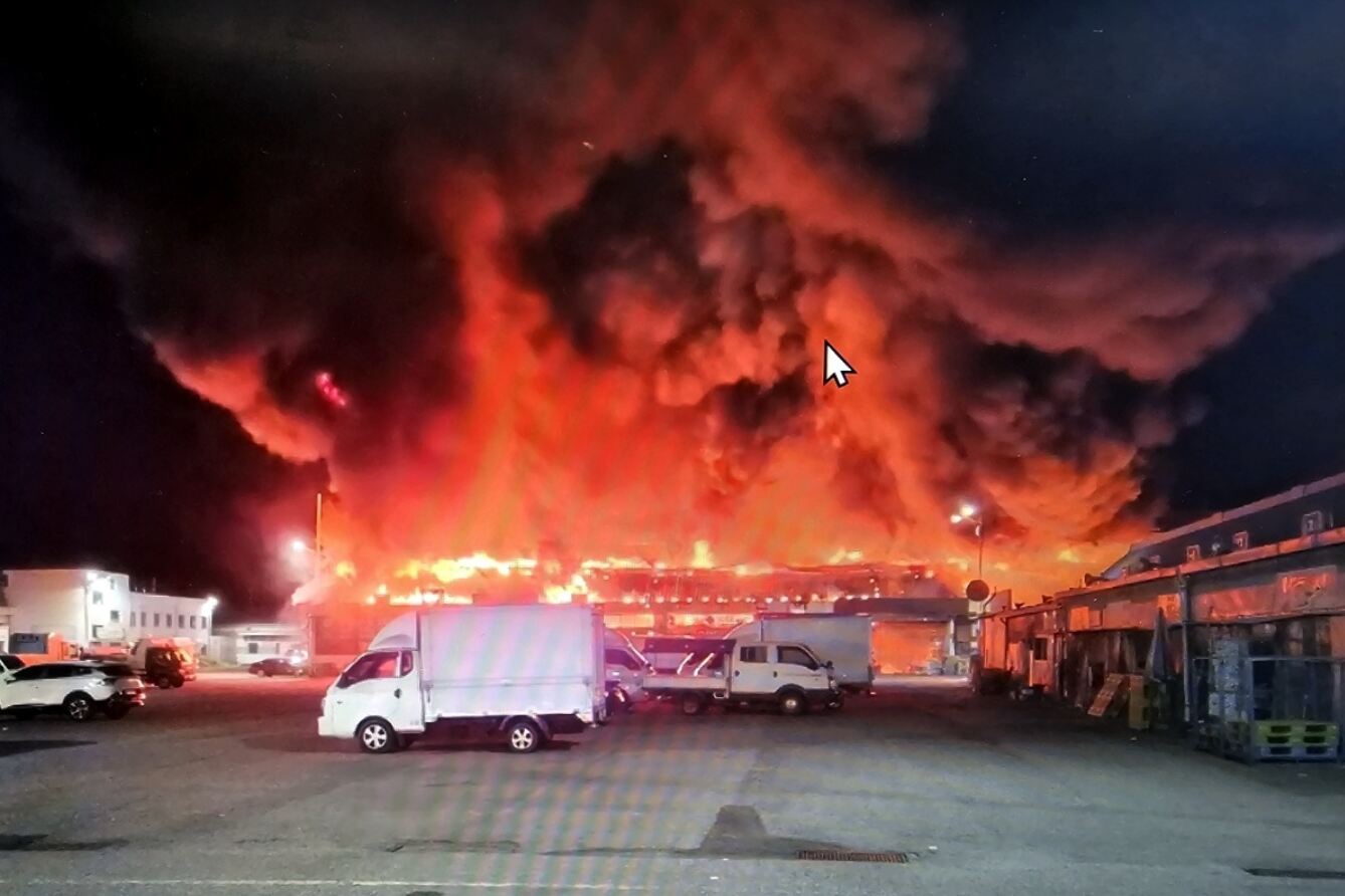 9일 오후 11시 13분쯤 전북 전주시 덕진구 송천동의 한 농수산물시장 활어동에서 화재가 발생해 검은 연기와 함께 시뻘건 불길이 치솟고 있다. 전북도소방본부 제공